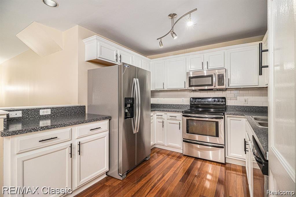 428 Boardwalk Drive, Walled Lake, MI 48390 — Photo 12