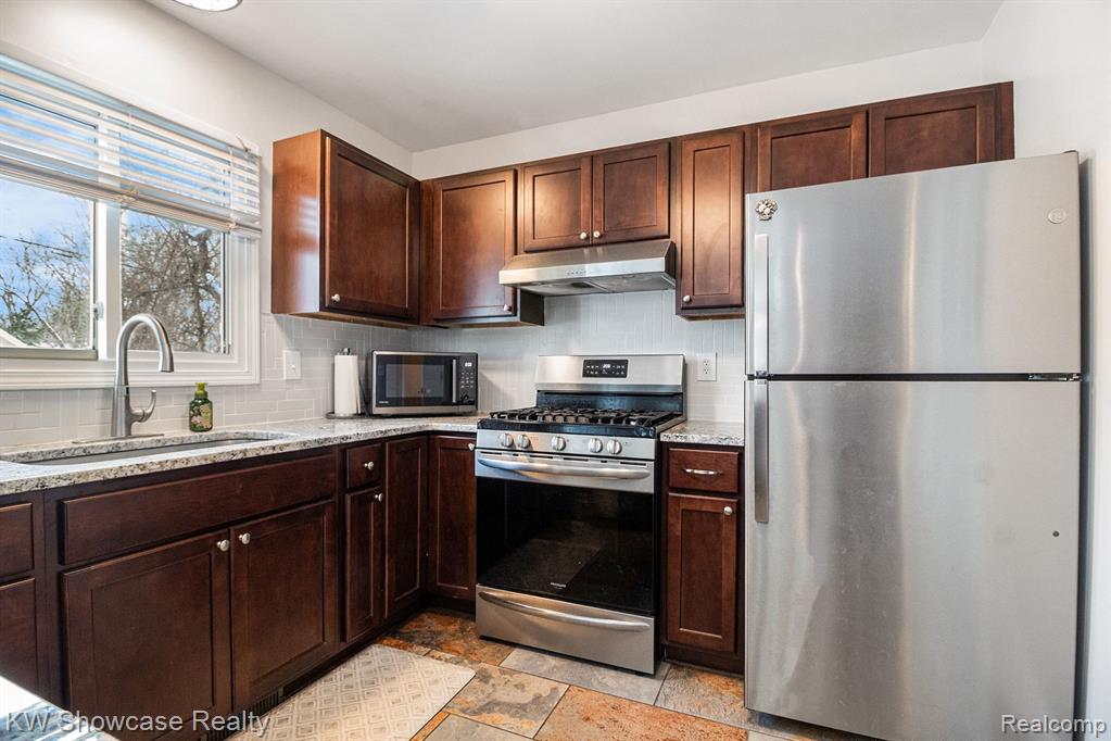917 Iroquois Avenue, Waterford, MI 48327 — Photo 12