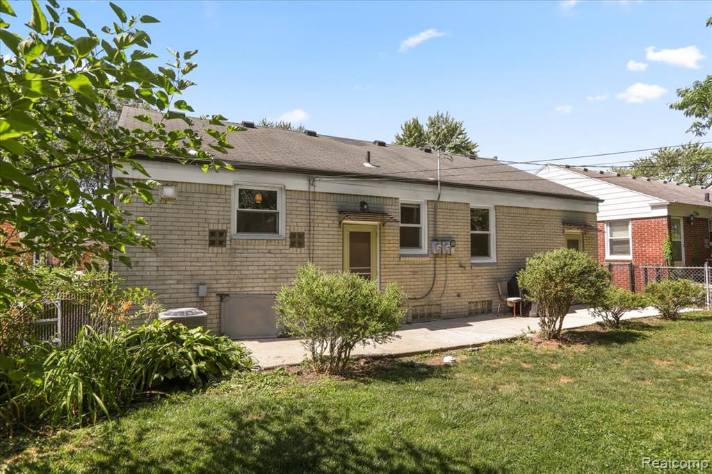 20871 Van Antwerp Street, Harper Woods, MI 48225 — Photo 25