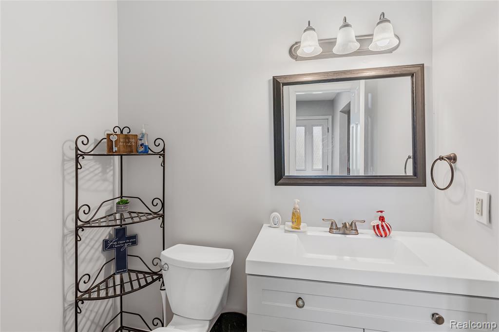 1070 Woodview Drive, Flint, MI 48507 — Photo 34