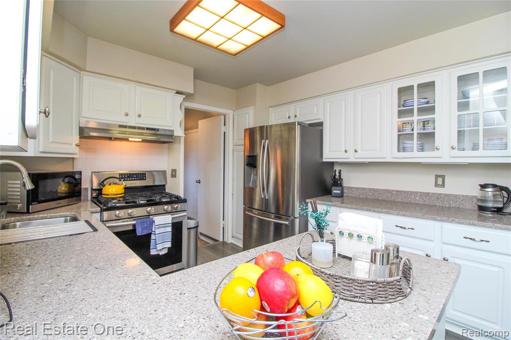 6942 Leslee Crest Drive, West Bloomfield, MI — Photo 8