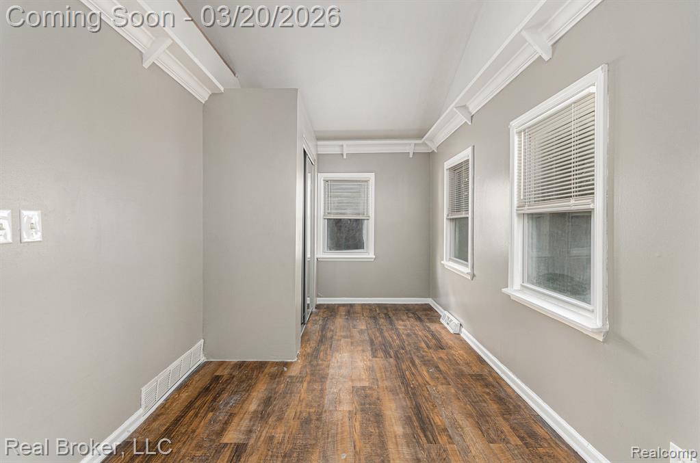 18565 Kenosha Street, Harper Woods, MI 48225 — Photo 9