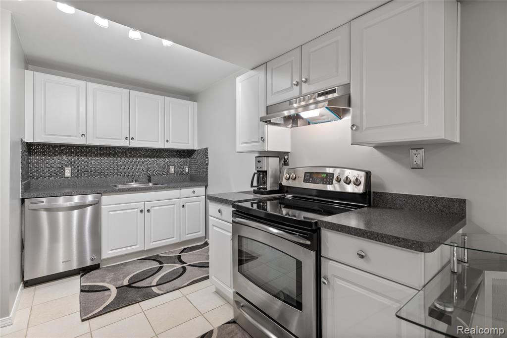 49279 Dunhill Drive, Macomb, MI 48044 — Photo 34
