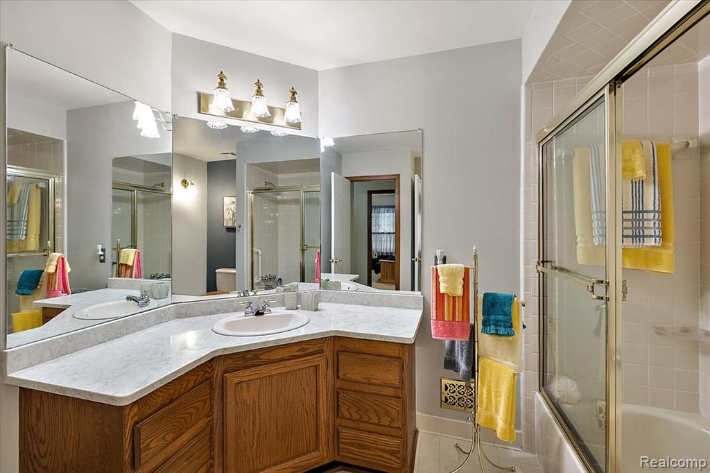 404 Meadow Bridge Drive, Rochester Hills, MI 48307 — Photo 26