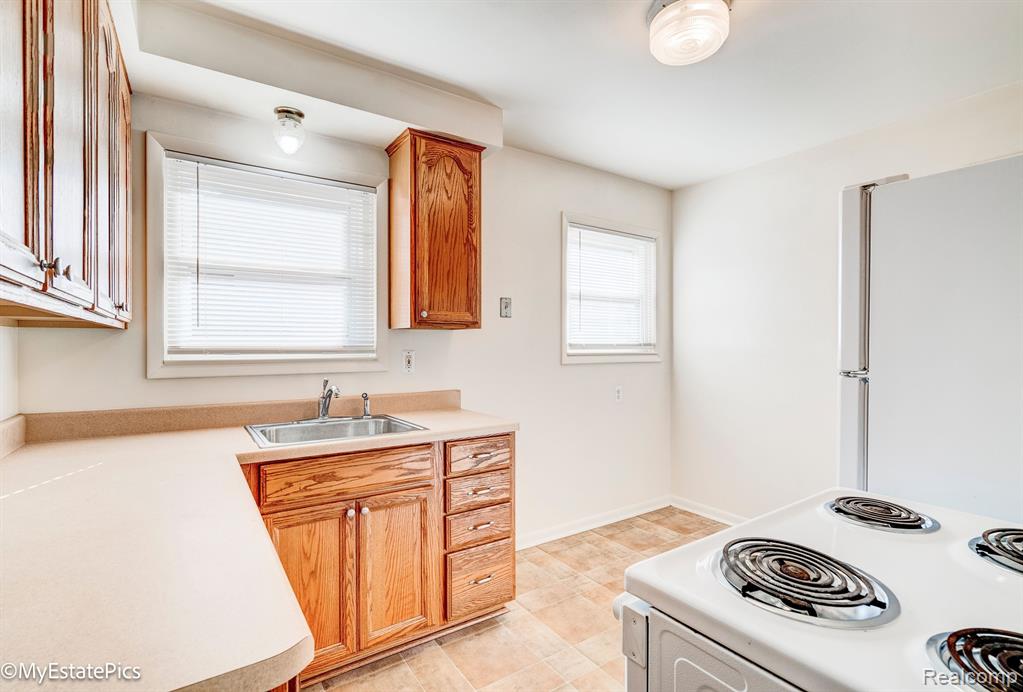 8242 RICKIE Lane, Westland, MI — Photo 9