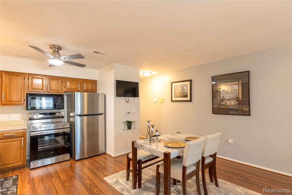 8187 Grays Drive, B7, Grosse Ile, MI 48138 — Photo 10