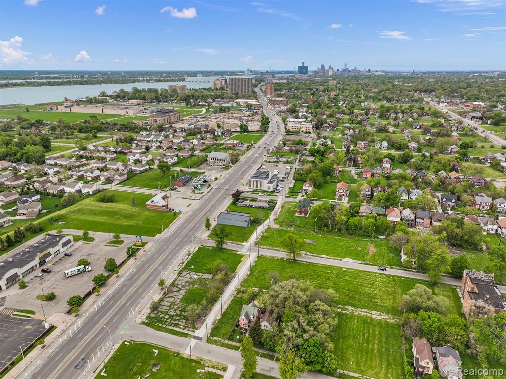 10829 E JEFFERSON Avenue, Detroit, MI 48214 — Photo 31