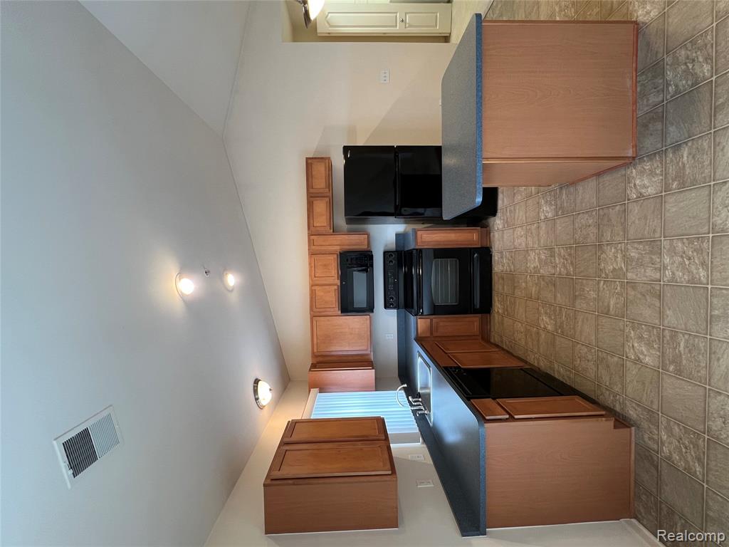 316 N WIXOM Road, Wixom, MI — Photo 2
