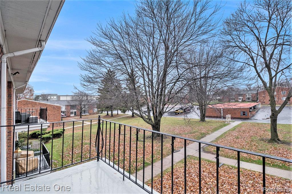 444 FOX HILLS Drive N, A-8, Bloomfield Hills, MI 48304 — Photo 2