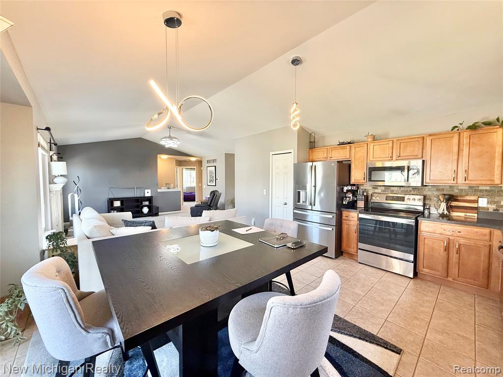 8205 Peninsula Circle, Grand Blanc, MI 48439 — Photo 9
