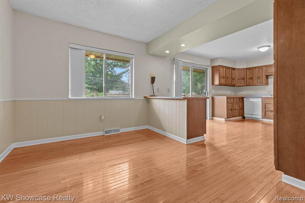 7675 VISGER Avenue, Waterford, MI 48329 — Photo 9