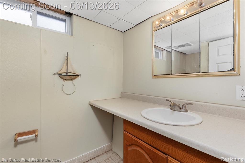 2204 Roslyn Road, Grosse Pointe Woods, MI 48236 — Photo 22