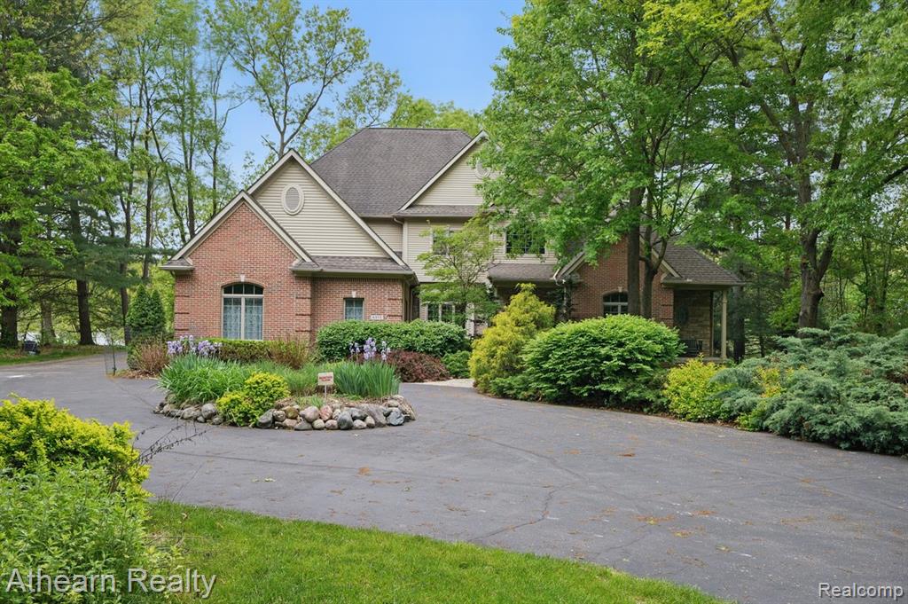 8373 Riverwalk Drive, Fenton, MI 48430 — Photo 2