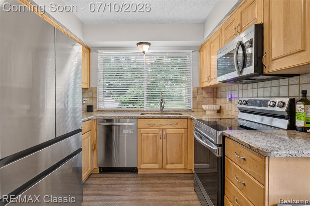 748 Randall Drive, Troy, MI 48085 — Photo 10