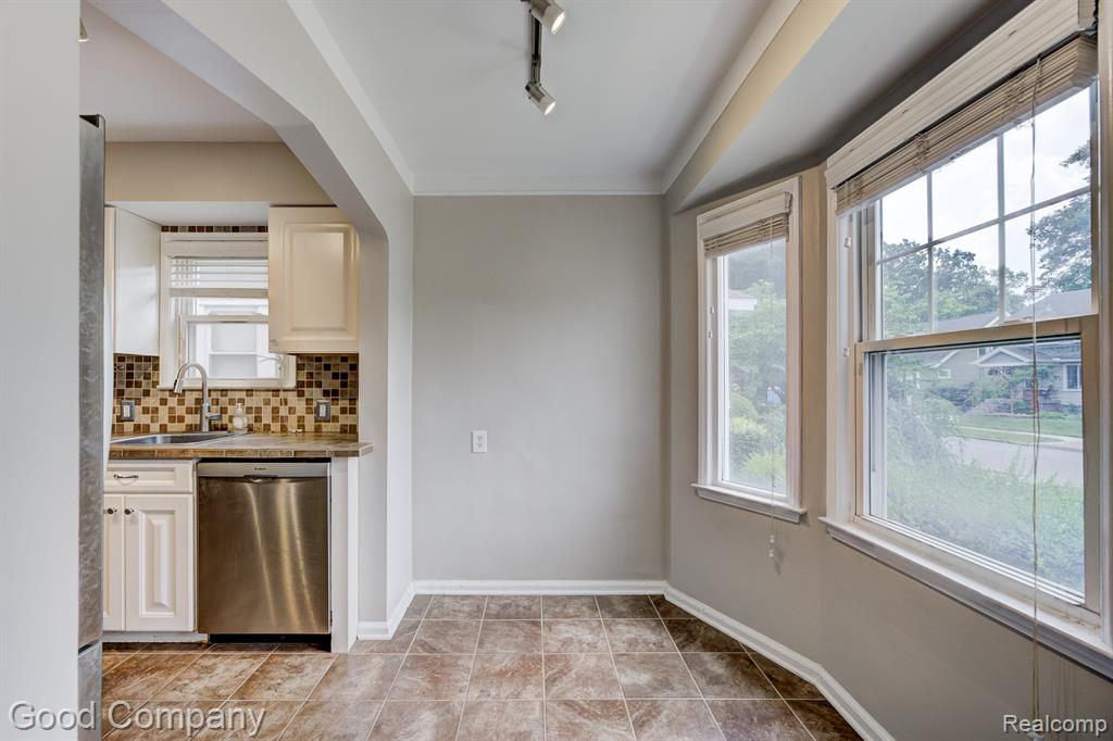 830 W HAZELHURST Street, Ferndale, MI 48220 — Photo 6