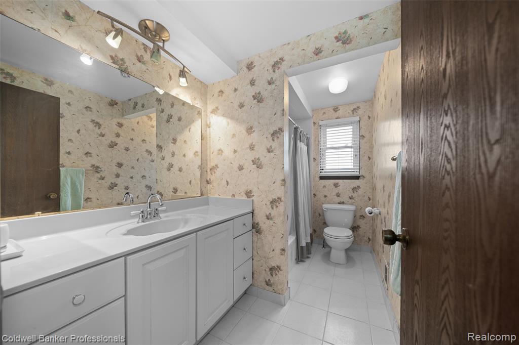 5075 Bayside Drive, Troy, MI 48098 — Photo 27