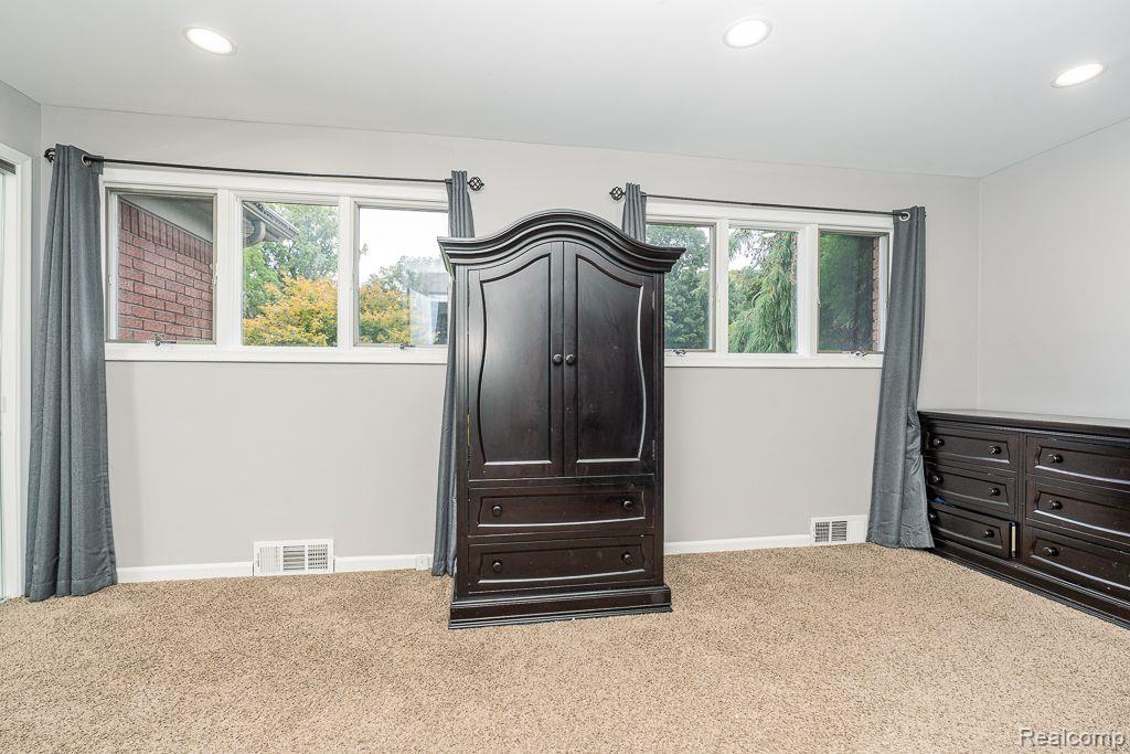 8871 SUNCREST Drive, Sterling Heights, MI 48314 — Photo 28