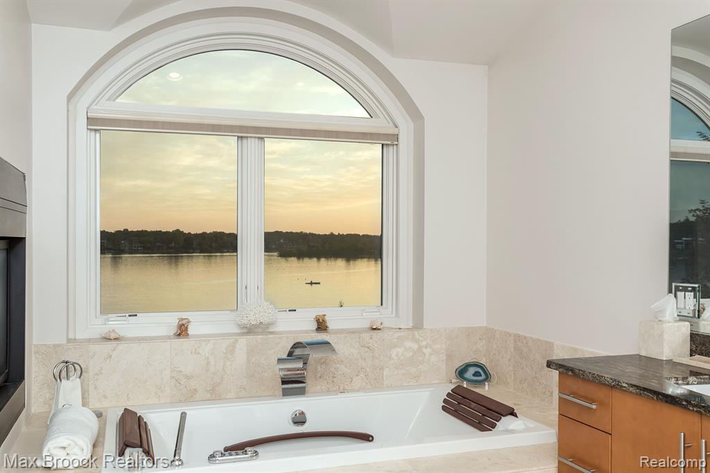 5681 SHORE Drive, Orchard Lake Village, MI 48324 — Photo 32