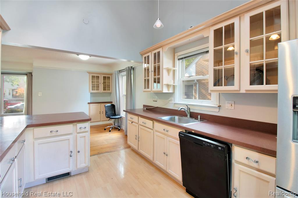 8027 Kolb Avenue, Allen Park, MI 48101 — Photo 9