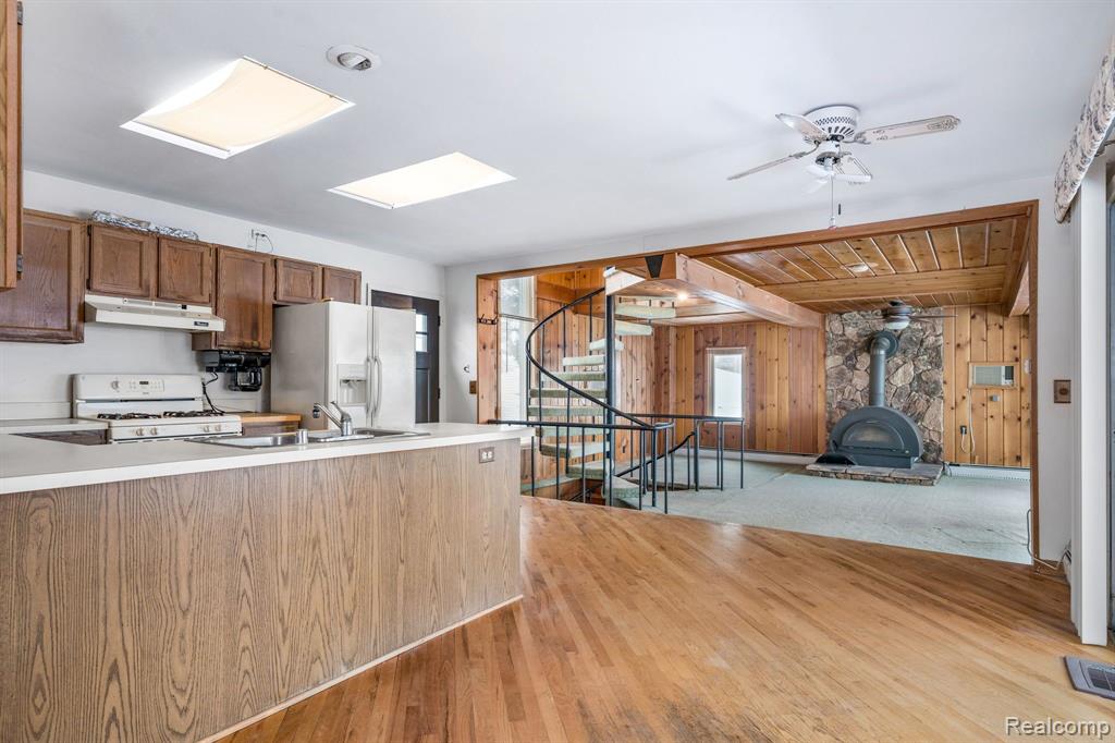 653 CENTRAL Drive, Lake Orion, MI 48362 — Photo 16
