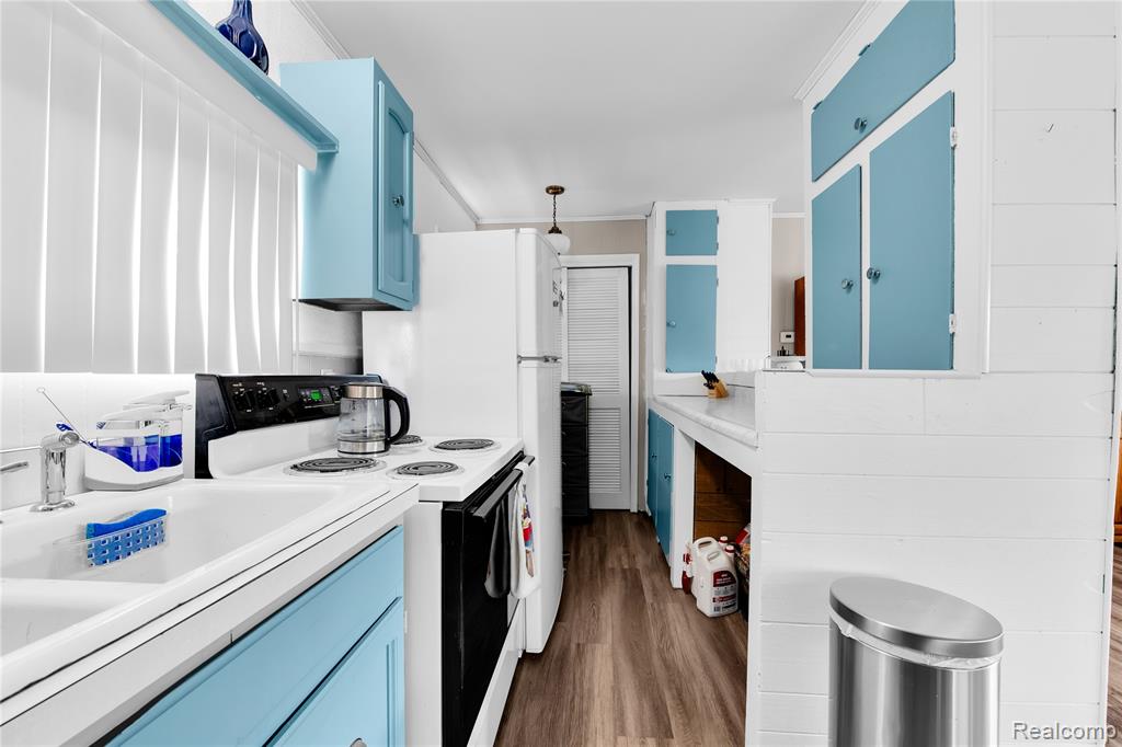 2952 PRYNNE Street, Keego Harbor, MI 48320 — Photo 36