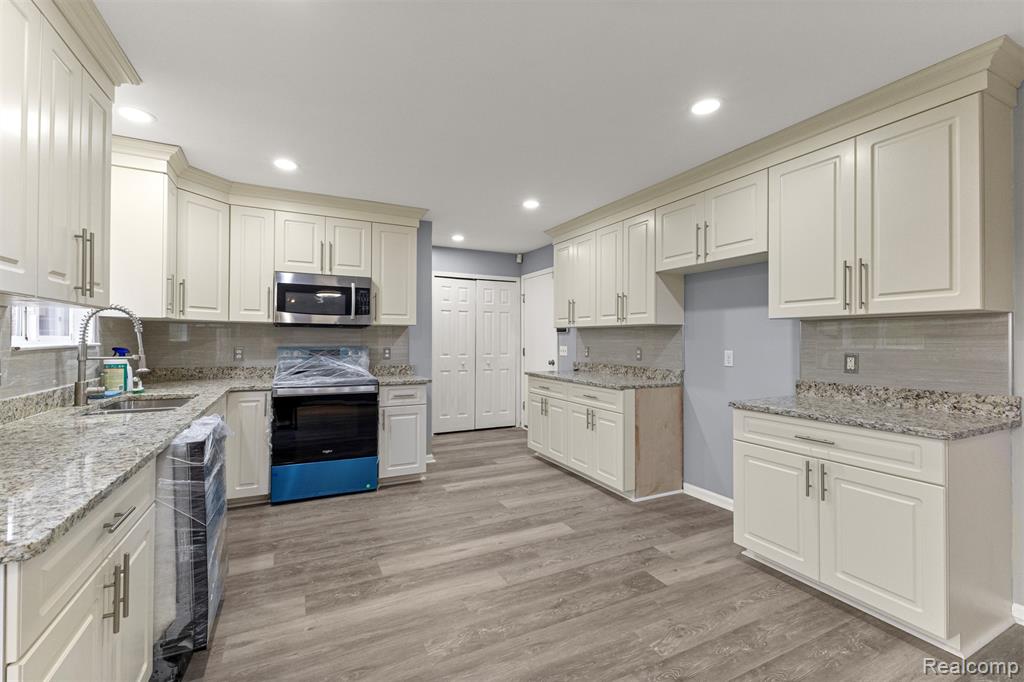 10913 Edlie Circle, Dearborn Heights, MI 48214 — Photo 13