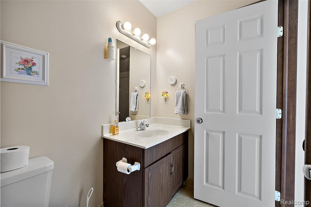 23243 Farmington Road, Farmington, MI 48336 — Photo 28