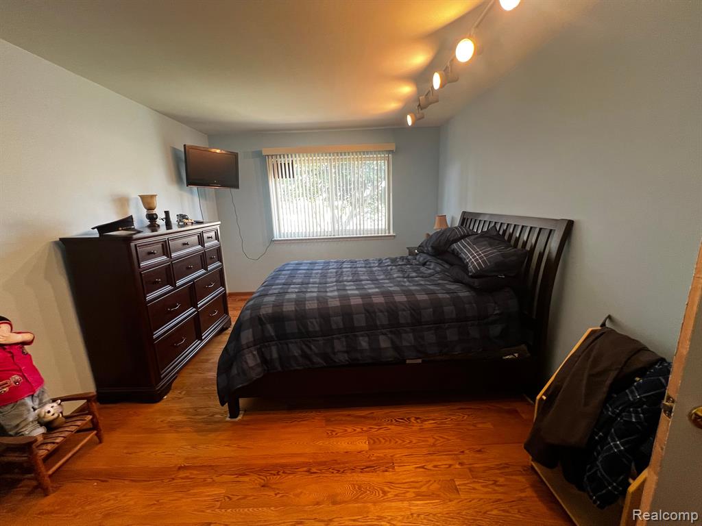 8514 HAMPSHIRE Drive, Sterling Heights, MI 48313 — Photo 26