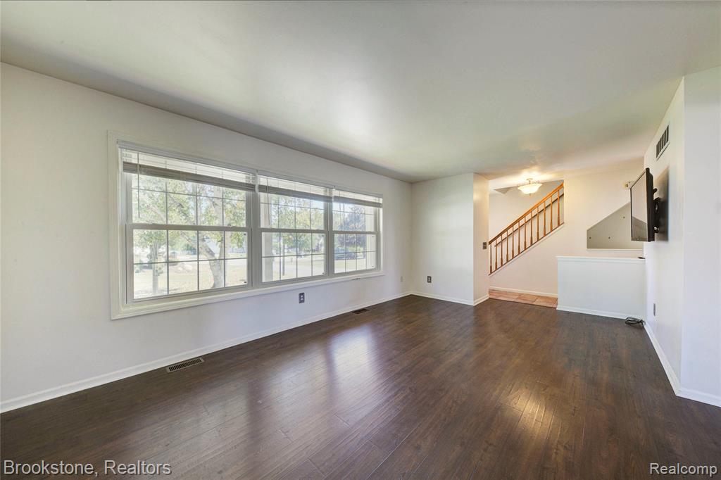 7849 Twins Drive, Waterford, MI 48329 — Photo 12