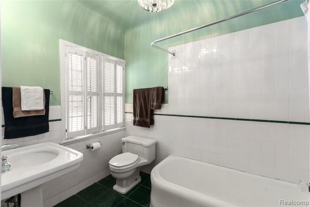 1735 LINCOLNSHIRE Drive, Detroit, MI, 48203