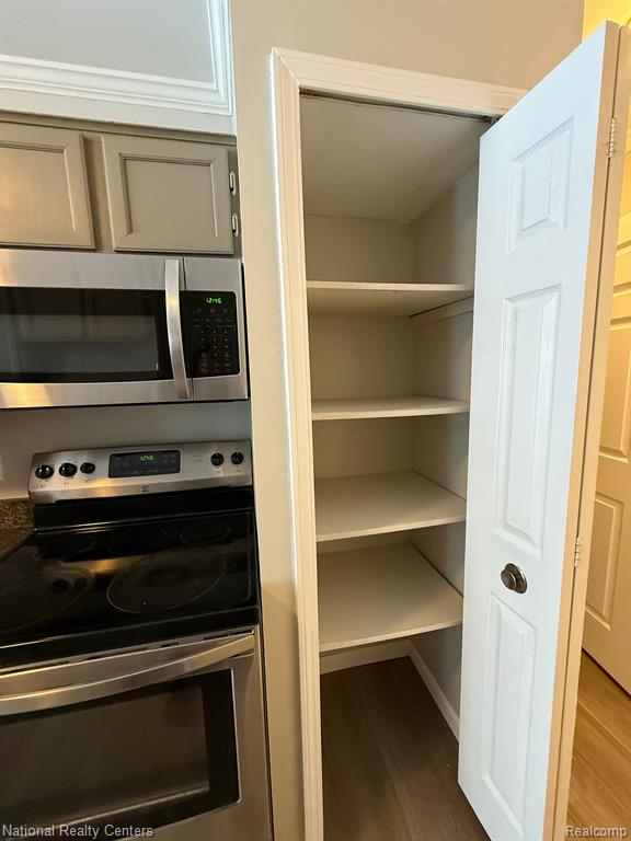 38959 COUNTRY Circle, Farmington Hills, MI 48331 — Photo 10