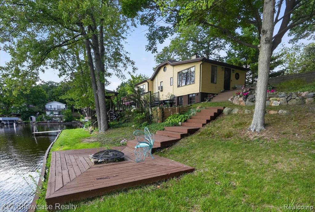 11438 RIVERBANK Lane, Pinckney, MI 48169 — Photo 36