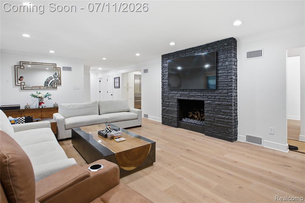 600 WOODCREST Drive, Dearborn, MI 48124 — Photo 15