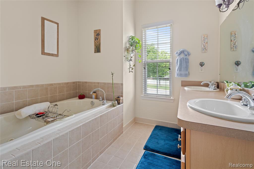731 E Bluff Court, Rochester Hills, MI 48307 — Photo 7