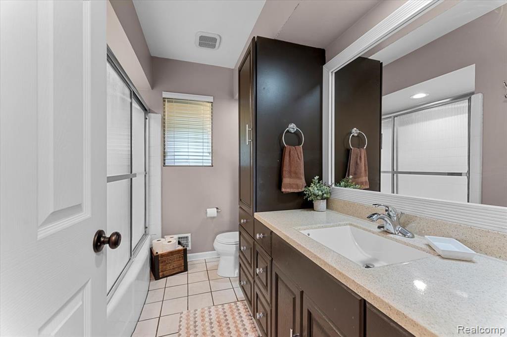 8848 Caroline Street, Taylor, MI 48180 — Photo 17