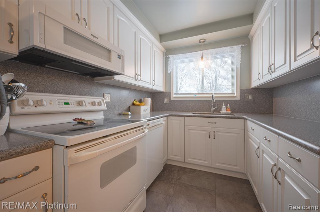 710 MANORDALE Court, Milford, MI 48381 — Photo 21