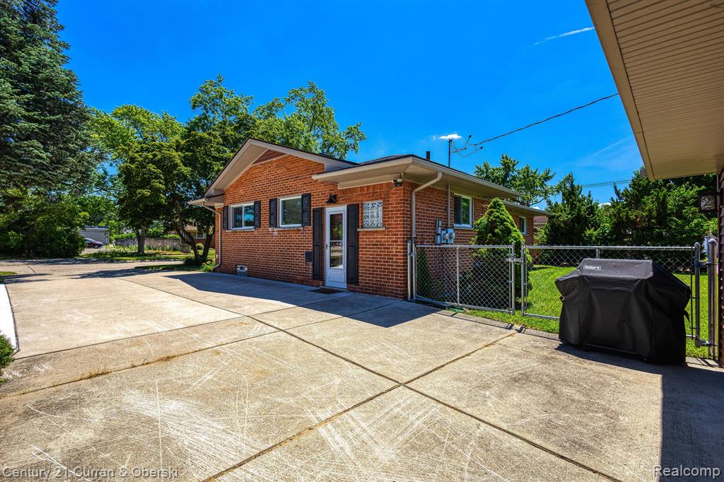 8943 ROSLYN Street, Livonia, MI 48150 — Photo 18
