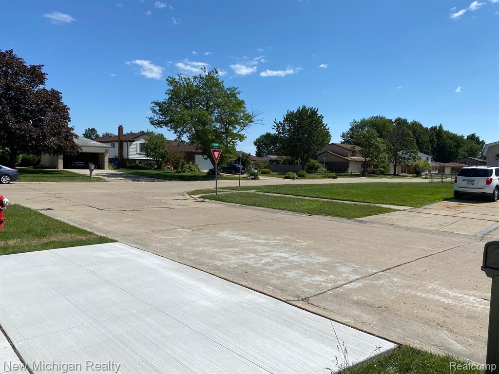 4791 ADMIRAL Drive, Sterling Heights, MI 48310 — Photo 2