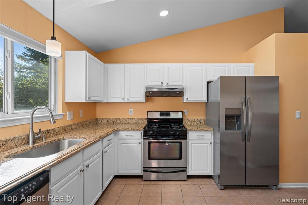 5675 Millpointe Drive, Waterford, MI 48327 — Photo 13