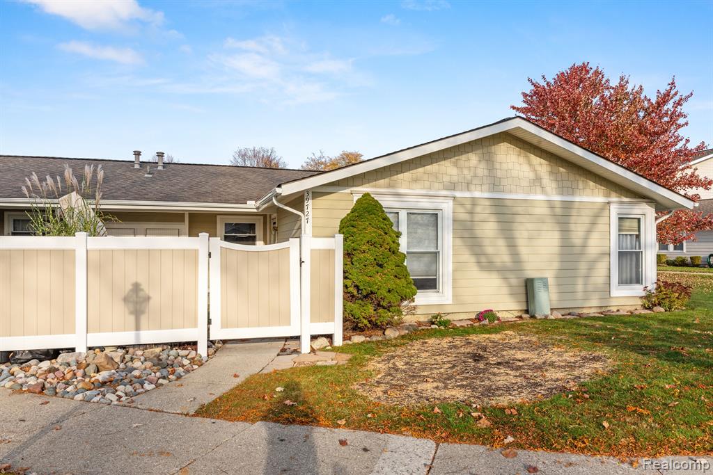 39727 VILLAGE WOOD Lane, Novi, MI — Photo 2