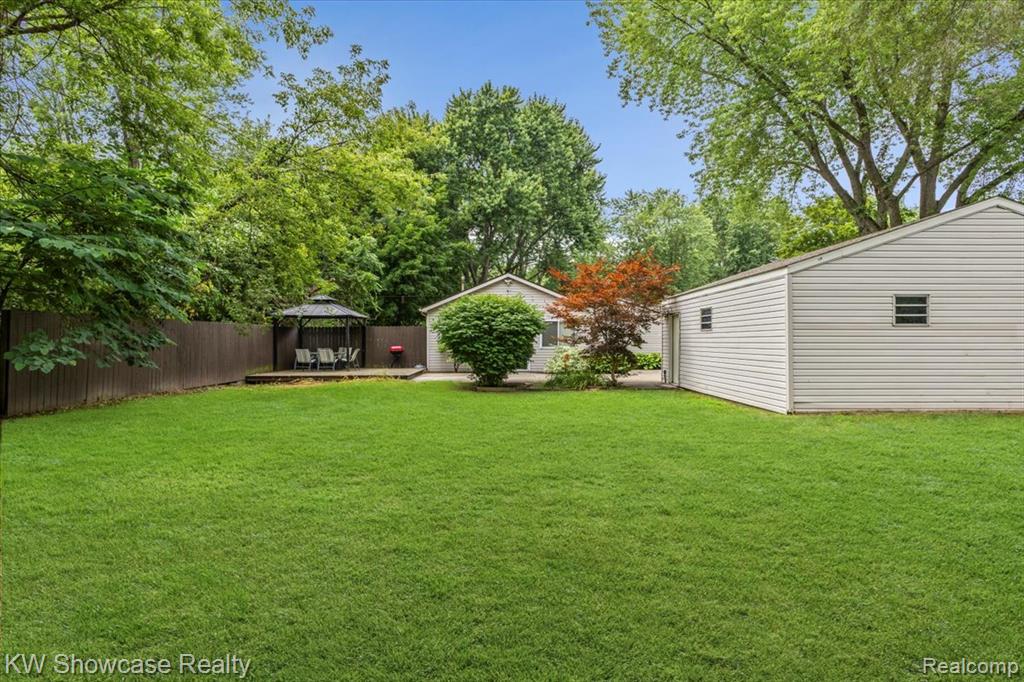 964 Daffodil Drive, Waterford, MI 48327 — Photo 11