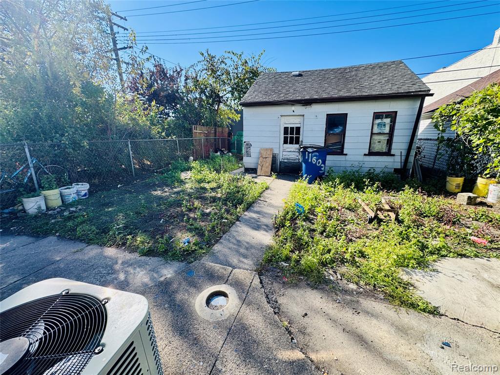 11667 Mitchell Street, Hamtramck, MI 48212 — Photo 33