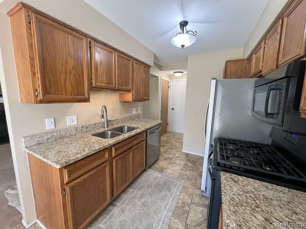 1532 DOVER Hill S, Walled Lake, MI 48390 — Photo 13