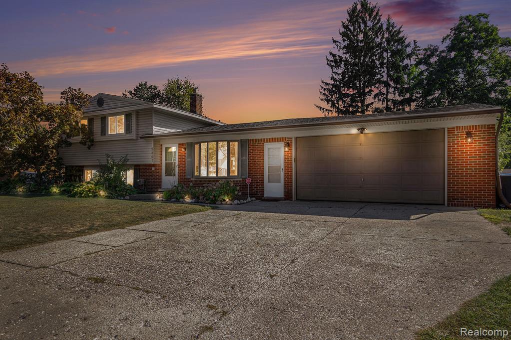 5807 Shetland Way, Waterford, MI 48327 — front exterior