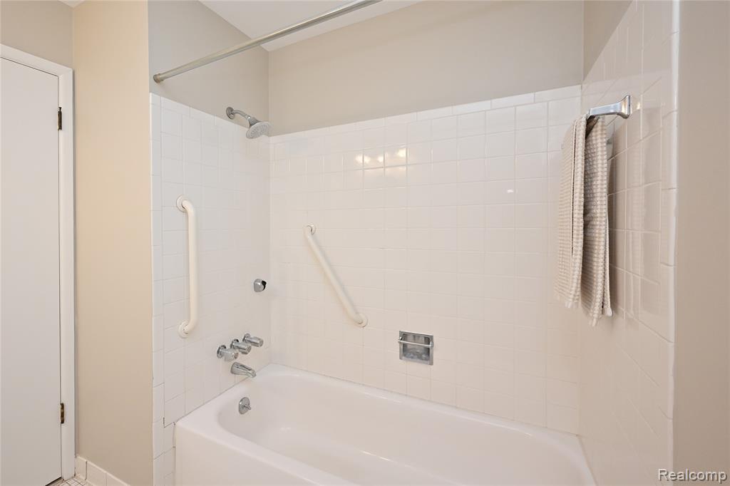 5370 Breeze Hill Place, Troy, MI 48098 — Photo 16