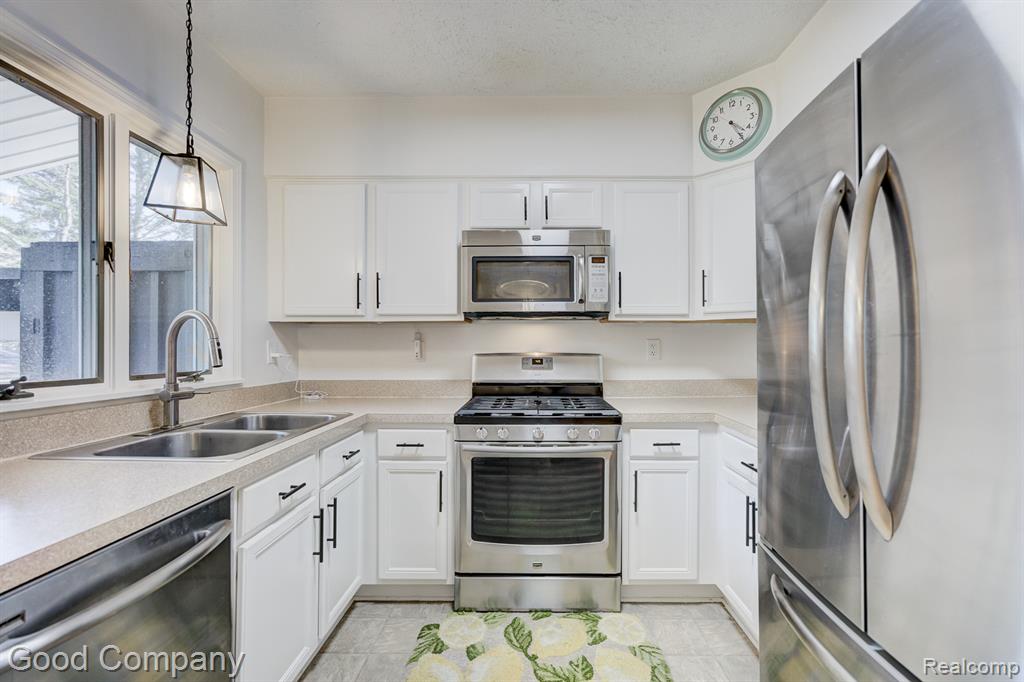 934 Lockwood Road, Royal Oak, MI 48067 — Photo 30