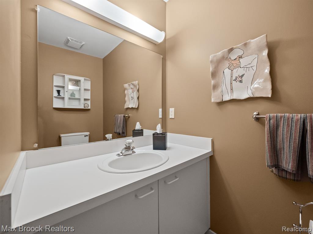 6224 Bromley Court, West Bloomfield, MI — Photo 27