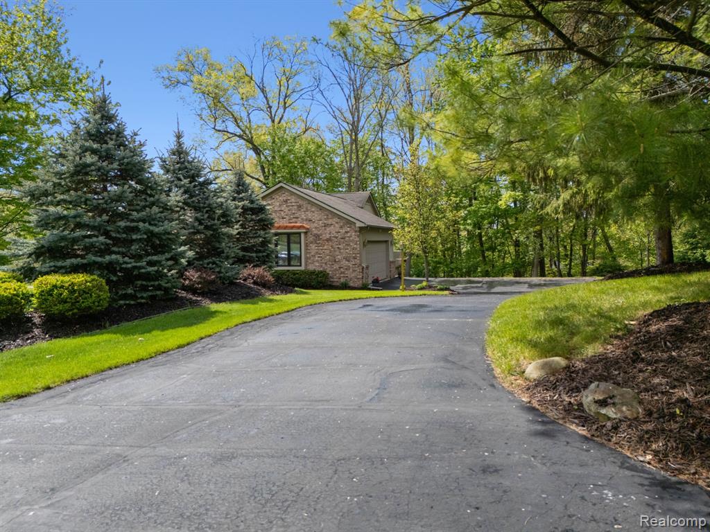 2484 PINE HOLLOW Trail, Brighton, MI 48114 — Photo 33
