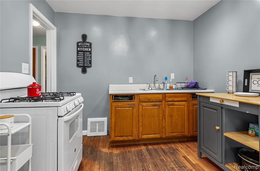 527 E Sunnybrook Drive, Royal Oak, MI 48073 — Photo 18
