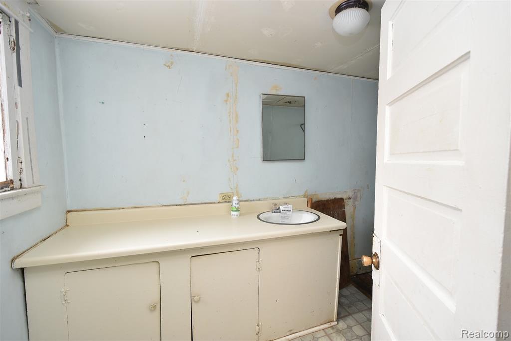 403 E King Street E, Owosso, MI 48867 — Photo 22